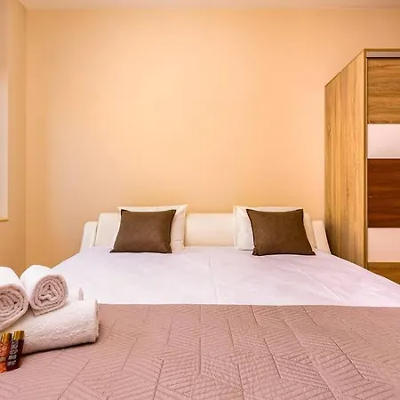 3-bedroom Apt Karavelov Next To Kapana דירה *