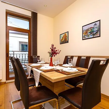 Апартамент 3-bedroom Apt Karavelov Next To Kapana Пловдив